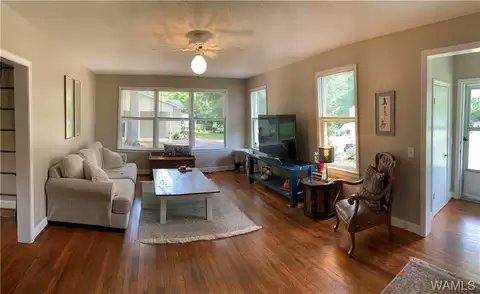 AndrewJBoneRE's tweet photo. #Tuscaloosa #Alabama A great 2BR/1BA renovated home w/hardwood floors, furnished appliances including washer & dryer. Convenient location to UA, DCH Regional Center, VA Hospital and more! Call or text immediately for application and/or tour. #ajbreg 205-531-5577 #ForRent https://t.co/2hw57HgCtf