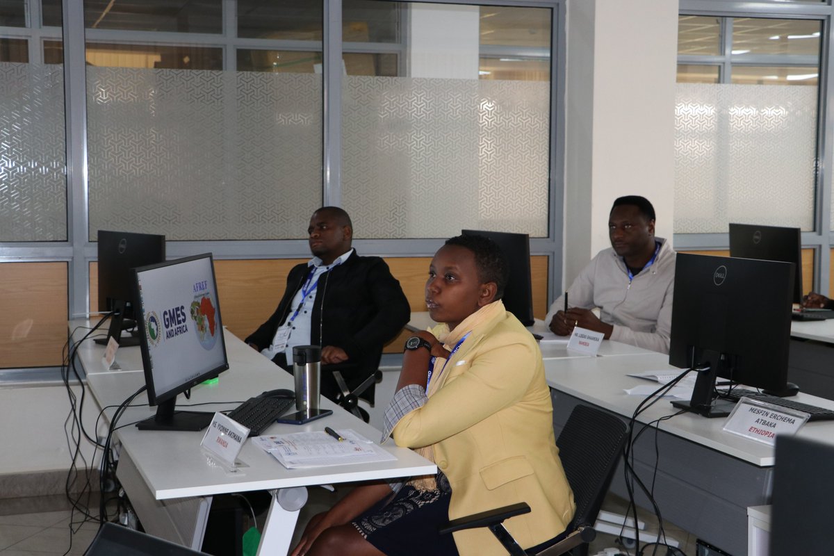 RCMRD_'s tweet photo. #AFREF2022Edition
#Day2
The trainees focused on application of #EO data in natural resources monitoring in the framework of GMES and Africa Program. They also looked at application of geodetic networks, #CORS & #GNSS technologies to support land degradation & wetlands monitoring. https://t.co/6Q6kd6MhFY