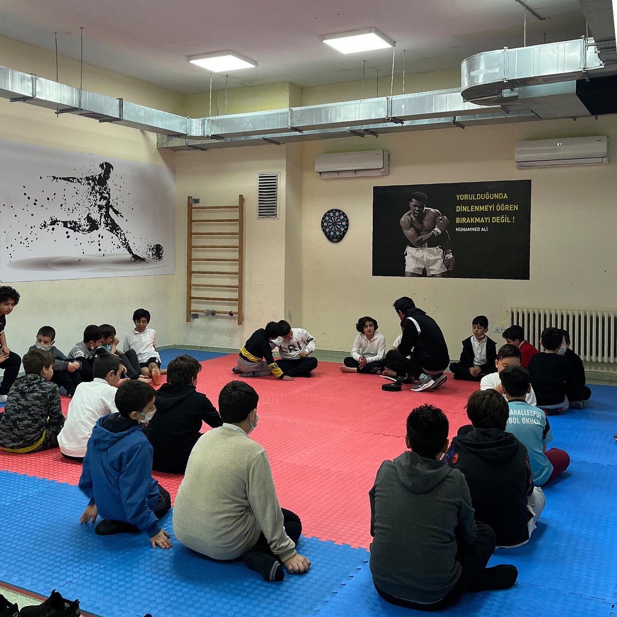 Yorulduğunda dinlenmeyi öğren, bırakmayı değil. - ''Muhammed Ali'' 

Selahattin Karakaşlı Ortaokulun’da geleceğin şampiyonlarını yetiştiriyoruz. Çocuklarımızın taekwondo derslerinden görüntülerle sizleri başbaşa bırakıyoruz.💙

#beykozdasporçokgüzel