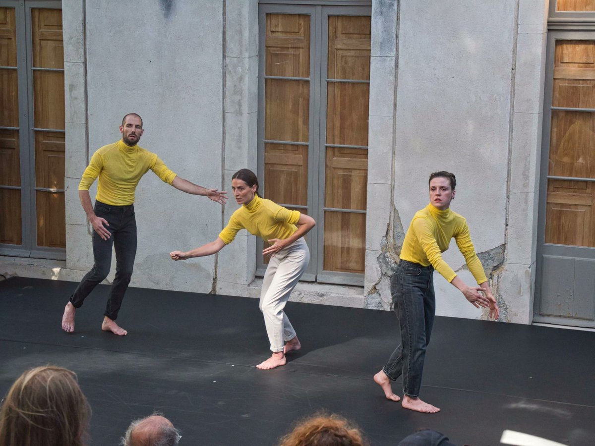[critique] de <a href="/BelindaMathieu/">Belinda Mathieu</a> A la Belle Scène Saint-Denis, des esthétiques diverses et réjouissantes bit.ly/3oe8Qvv Un programme de courtes pièces de danse contemporaine explore une variété d’esthétiques. Un ensemble qui émeut et fait sourire.