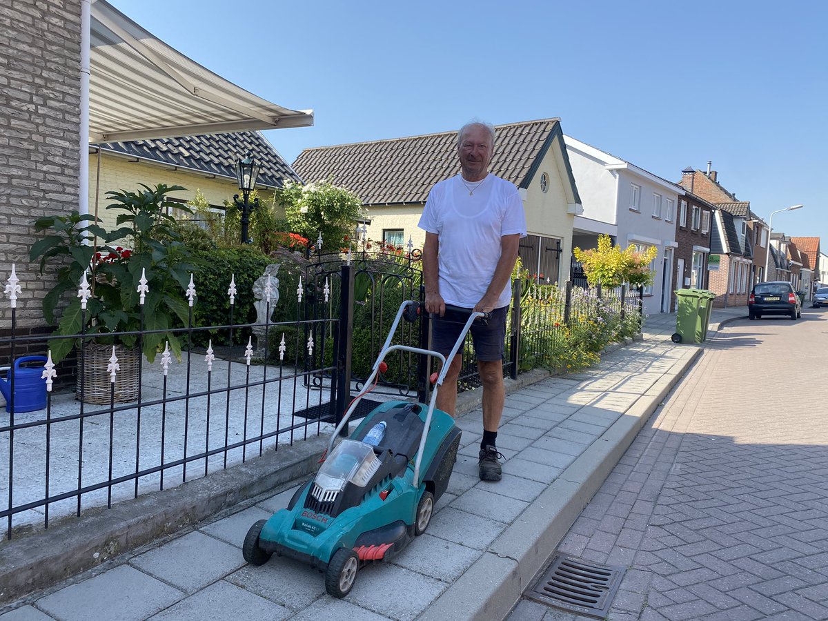 Johnny had zijn buurvrouw wat beloofd: het gras maaien! En met 30 graden is dat best warm. “Ik heb maar een flesje spa meegenomen.” #omroepzeeland