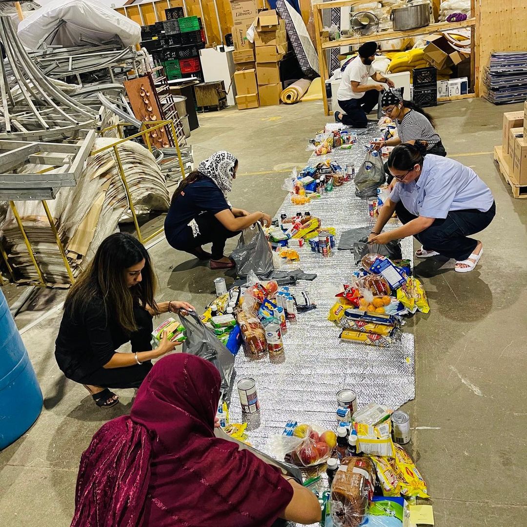 Khalsa_Aid's tweet photo. ਅਲਫ਼ਾ ਕਾਲਜ ਦੁਆਰਾ ਵਿਦਿਆਰਥੀਆਂ ਦੇ ਦਾਖਲੇ ਜਾਂ ਫੀਸ ਰਿਫੰਡ ਵਿੱਚ ਅਸਫਲ ਹੋਣ ਤੋਂ ਬਾਅਦ, ਖਾਲਸਾ ਏਡ ਕੈਨੇਡਾ ਦੀ ਟੀਮ #GTA ਵਿਦਿਆਰਥੀਆਂ ਨੂੰ ਇਸ ਸਾਰੀ ਸਥਿਤੀ ਕਾਰਨ ਪੈਦਾ ਹੋਏ ਤਣਾਅ ਨੂੰ ਦੂਰ ਕਰਨ ਲਈ ਲੋੜਵੰਦਾਂ ਨੂੰ ਰਾਸ਼ਨ ਅਤੇ ਜ਼ਰੂਰਤ ਦਾ ਸਾਮਾਨ ਦੇ ਕੇ ਨਿਰੰਤਰ ਸਹਾਇਤਾ ਕਰ ਰਹੀ ਹੈ। @khalsaaidca

#khalsaaid #foodheroes #gta https://t.co/ftRa0jY1Xp
