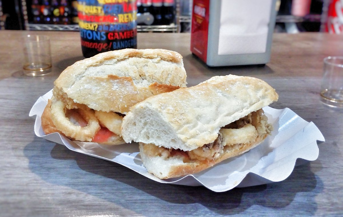 Comermallorca's tweet photo. Hacer la compra y comerse un #bocatadecalamares, es posible en este #mercado https://t.co/3xNzEudwsd #comerfuera https://t.co/tGDxC143fh