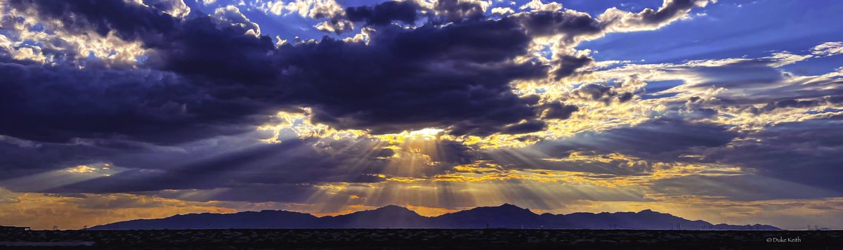 dukekeith's tweet photo. #ElPaso, you are one of a kind.

#Sunset #NaturallyBlessed #SunCity https://t.co/uduwmQyYzO