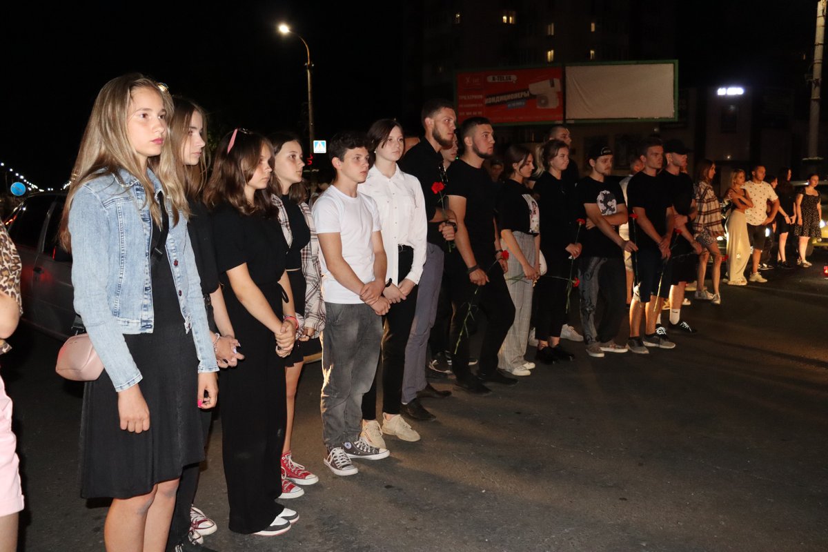 odmirlug's tweet photo. 🕯 ПОМНИМ КАЖДУЮ ЖЕРТВУ УКРАИНСКОЙ АГРЕССИИ

📌 В Луганске 18 июля провели митинг-реквием в память о погибших в результате обстрела со стороны Вооружённых сил Украины на квартале Солнечный

https://t.co/dcHbu80YdE https://t.co/7lbau7T1DB