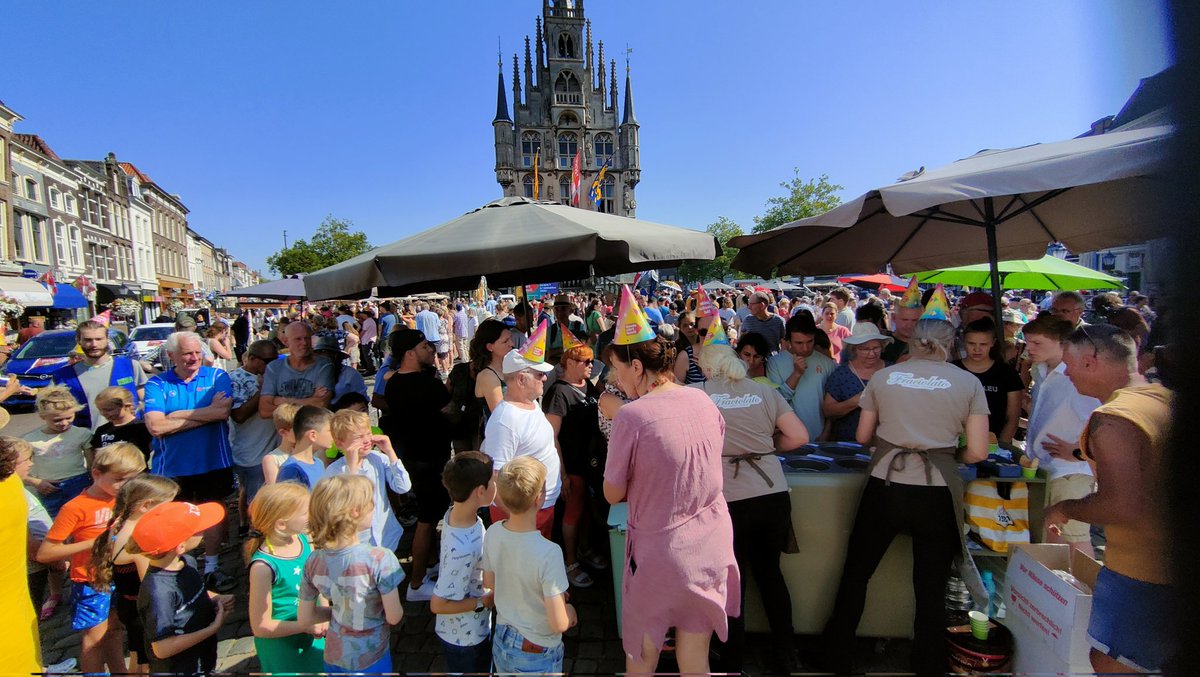RaymondAarsman1's tweet photo. Het is erg druk tijdens het uitdelen van #schepijs met o.a. kinderen van de BSO tijdens #Gouda 750 jaar. https://t.co/fp2r1TRDWo