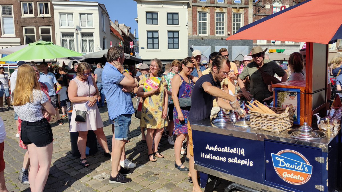 RaymondAarsman1's tweet photo. Het is erg druk tijdens het uitdelen van #schepijs met o.a. kinderen van de BSO tijdens #Gouda 750 jaar. https://t.co/fp2r1TRDWo