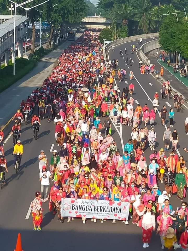 #Copas
1.Munculnya ajakan AYO BERKEBAYA dan tercatat di UNESCO,menandakan bahwa,jilbab sdh mulai akan tersingkir,di mulai dr Arab Saudi.

Begitupun Penghayat Kepercayaan,sudah boleh di cantumkan di KTP,menandakan agama Import mulai ditinggalkan.