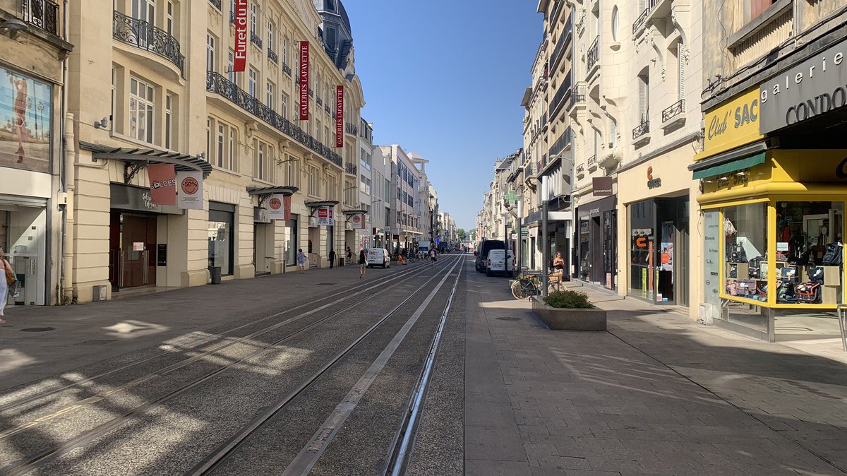 Au temps de la canicule et de la préservation de l’énergie, quels sont les magasins qui font attention? Seuls <a href="/orange/">Orange</a> <a href="/Galeries_Laf/">Groupe Galeries Lafayette</a> #promod, jouent le jeu dans cette rue alors que chez  <a href="/YvesRocherFR/">Yves Rocher</a>, <a href="/hmfrance/">H&M France</a>, #Zara et tant d’autres c’est portes ouvertes #canicule2022