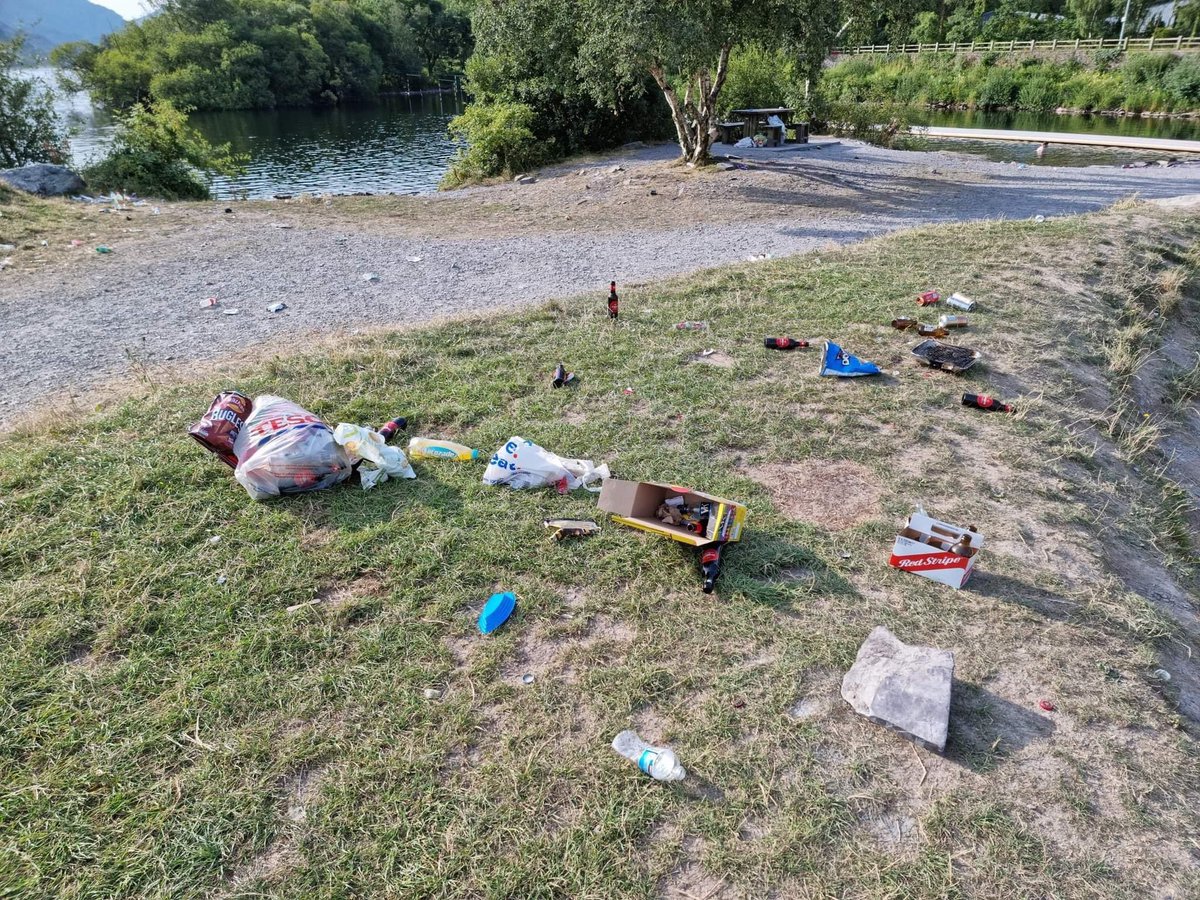 ryanjamesphotos's tweet photo. Llanberis yesterday — it’s mad how a little pontoon had made everyone go Llanberis Crazy. Come all you like, but take your shit home with you. This is both locals and tourists, it’s lighter to take home than it was to bring here. 

Dim parch at ein gwlad. https://t.co/NSRjBjJf6T