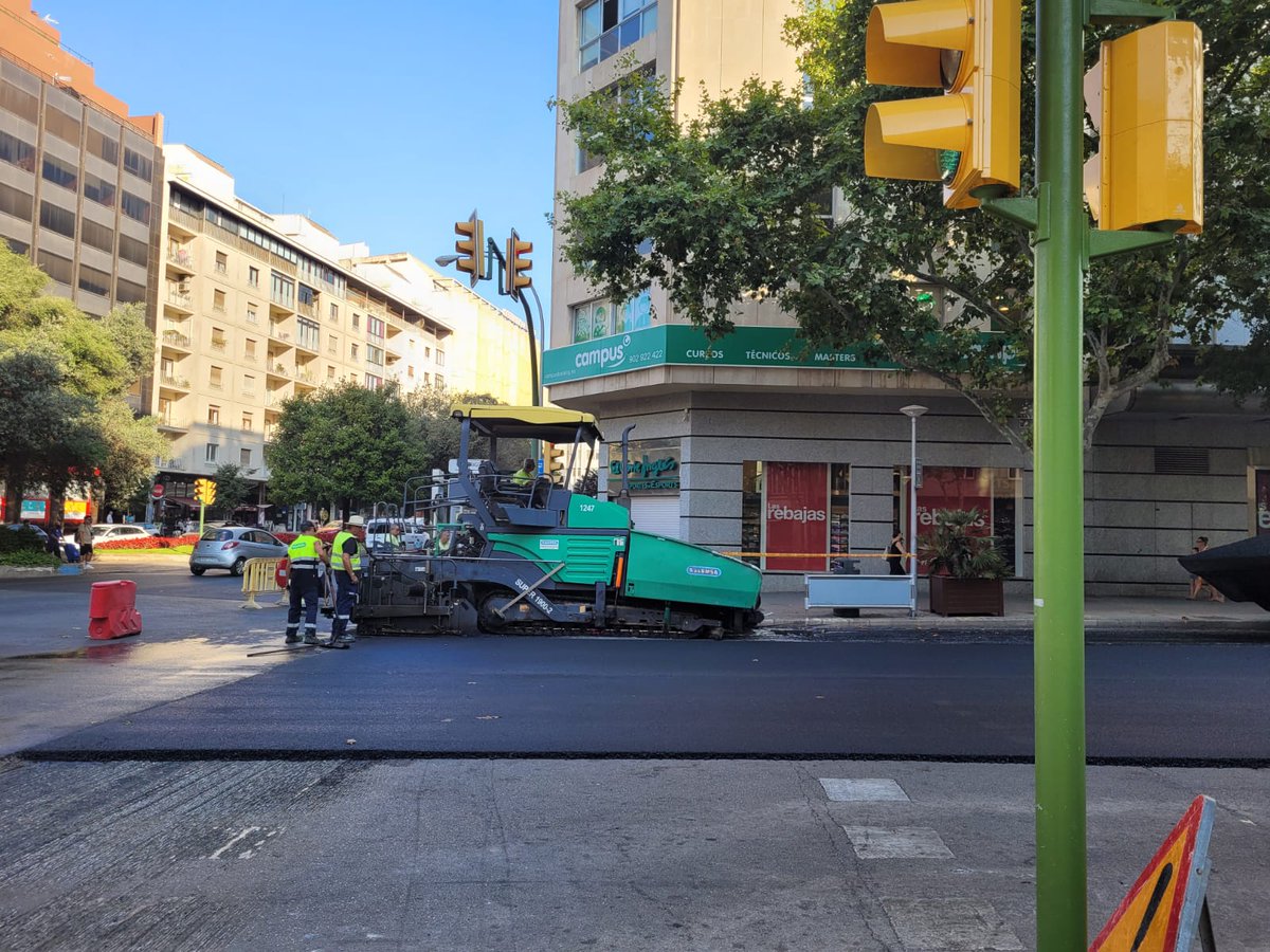 ajuntpalma's tweet photo. 🚧 Avança a bon ritme la renovació del paviment del carrer Aragó

⚠️Recordau que aquesta actuació comportarà desviaments de trànsit durant aquesta setmana 

🙏 Disculpau les molèsties https://t.co/XjkDdrOPI6