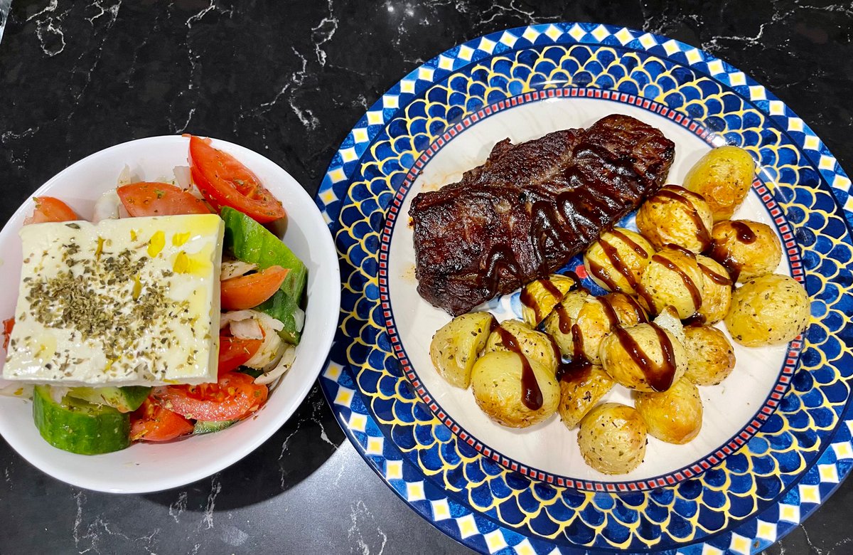 Dinner for tonight is: •❣️🇯🇵Japanese Wagyu Beef steak with oven baked baby potatoes + Greek salad!💙🇬🇷🥗• いただきます ✨Καλή όρεξη ☺️🙏🏻