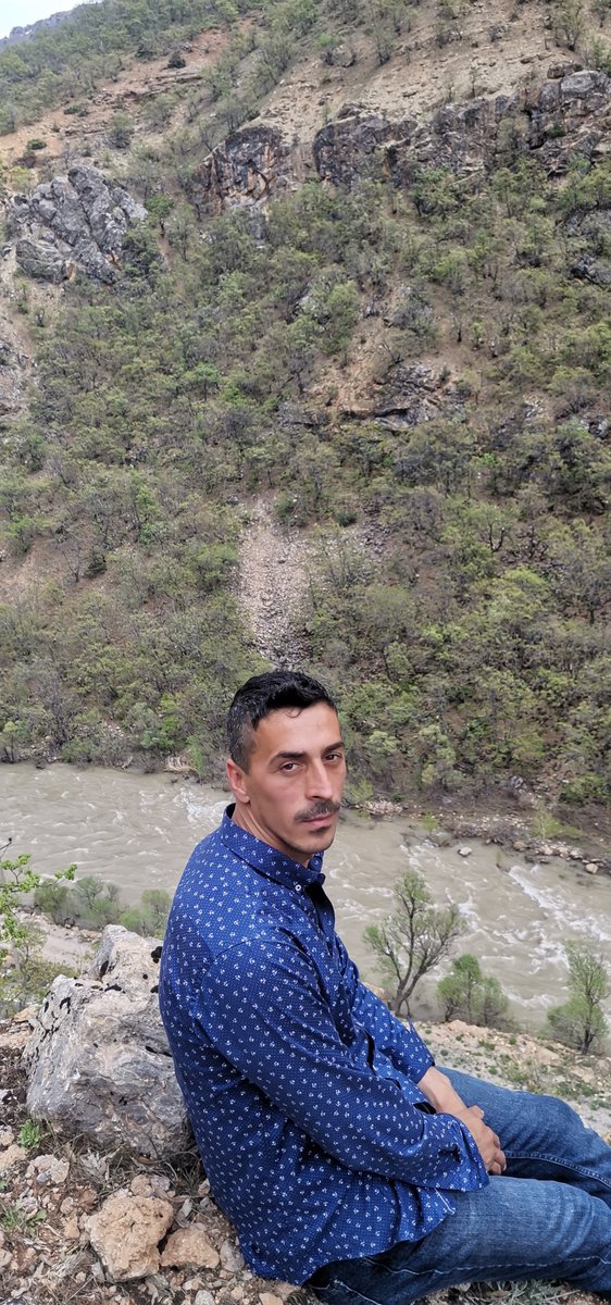 Ey sevda kuşanıp yollara düşen
Bilesin bu yollar dağlar dolanır
Yare ulaşmadan düşersen eğer
Yarına sesinin yankısı kalır