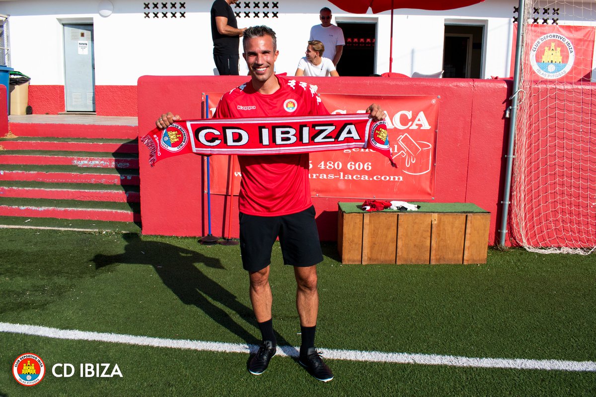 FutbolMallorca's tweet photo. La foto random del día. 😅

Sí, es Robin Van Persie. https://t.co/hdbeEcrE58