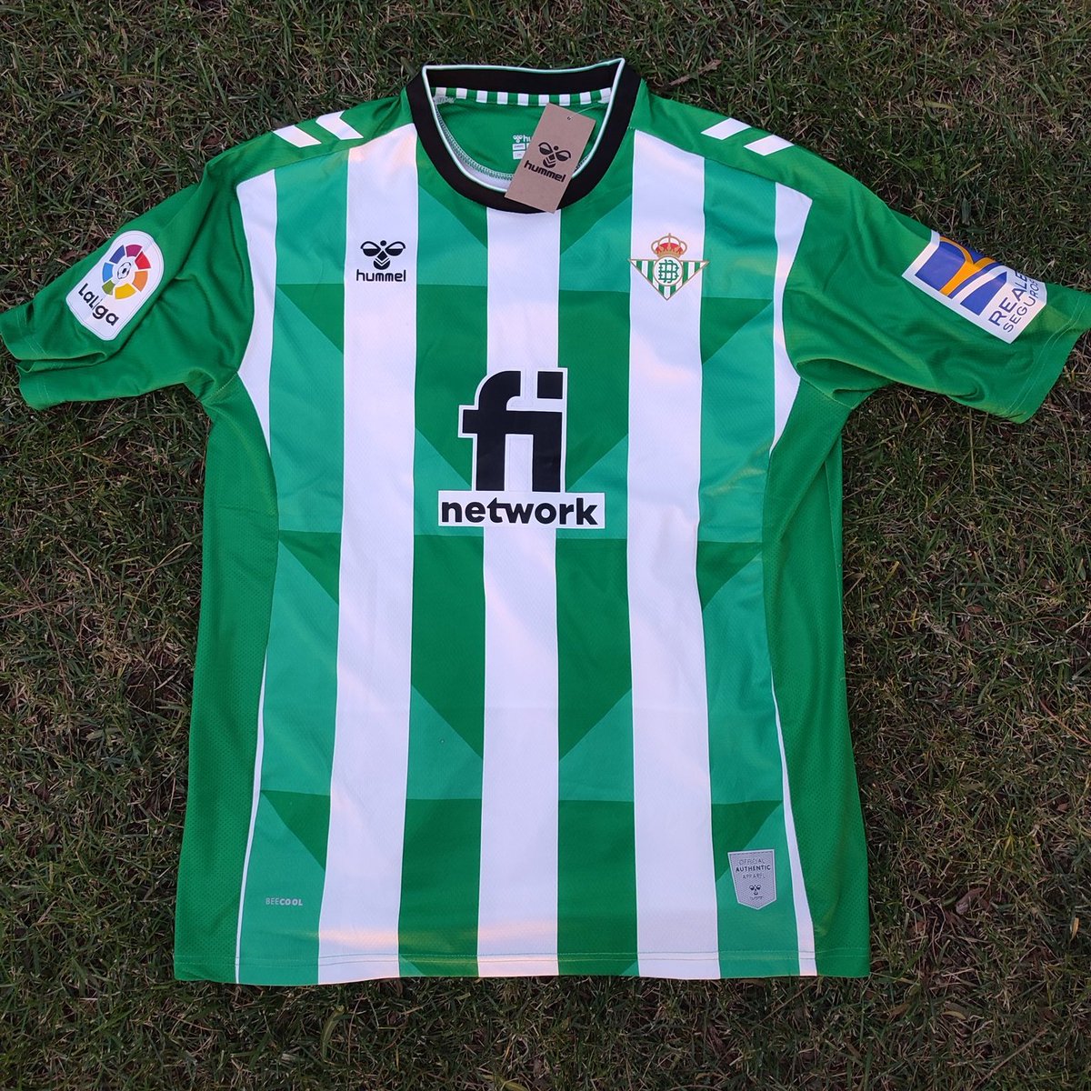 El Mago de las Botas Blancas (@elmagobotas_) on Twitter photo 🚨SORTEO TWITTER BETIS 🚨
El ganador se lleva la nueva camiseta del Betis de Hummel (como la de la foto).
Requisitos para participar:
1. Dar RT a este tuit.
2. Seguir a esta cuenta (<a href="/ElMagoBotas_/">El Mago de las Botas Blancas</a>) y a <a href="/Camishop2/">Camishop</a>
El sorteo se realizará el 15 de agosto (día del Betis-Elche). 🚨SORTEO TWITTER BETIS 🚨
El ganador se lleva la nueva camiseta del Betis de Hummel (como la de la foto).
Requisitos para participar:
1. Dar RT a este tuit.
2. Seguir a esta cuenta (<a href="/ElMagoBotas_/">El Mago de las Botas Blancas</a>) y a <a href="/Camishop2/">Camishop</a>
El sorteo se realizará el 15 de agosto (día del Betis-Elche).