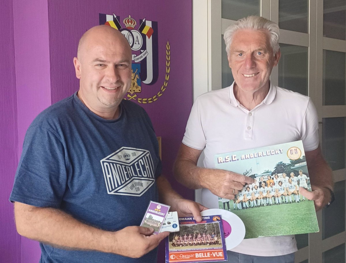 RscaCollector's tweet photo. Gisteren bezoek van Hugo Broos 
13 seizoenen (1970-83)
458 wedstrijden
3X kampioen 
4X Beker van België 
Samen met Coeck en Vercauteren de enige spelers die  de 3 Europacups wonnen met #RSCAnderlecht
2 Europese Supercups
1X kampioen als trainer
#rsca #legends #collector #mauve https://t.co/afWMiZgjZs