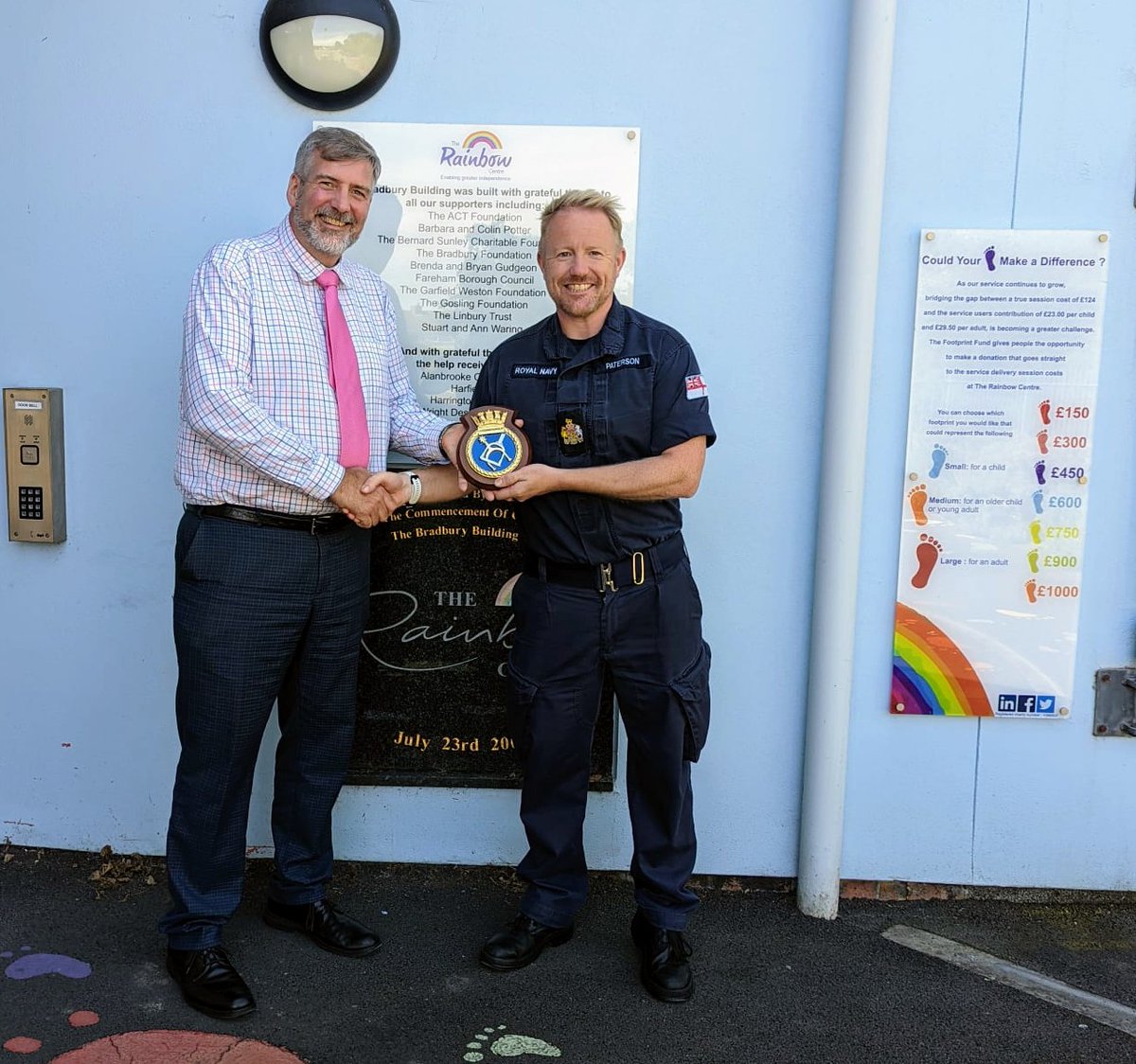 Whilst on our Middle East deployment, every member of our Crew chose to either row, run, swim or cycle 37km to raise money for the Rainbow Centre Charity. Today ex-Crew 1 MEO WO1 Paterson went to the Rainbow Centre in Fareham to present a HMS Chiddingfold crest. #OpKipion