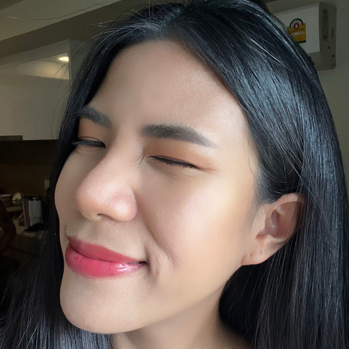 ลิป 2in1 Caring Color ของนีเวียคือชอบมากก เพราะปกติจะติดทาลิปบาล์มเกือบทุกวัน อันนี้คือสีชัดมากและบำรุงไปในตัว เหมาะกับใช้ every look สุดๆ หน้าดูสดใสขึ้นยิ่งทาสียิ่งชัด ราคาน่ารัก มี 2 สีให้เลือก 💋
#ลิปบาล์มสวย2เด้ง #นีเวียลิปบาล์ม