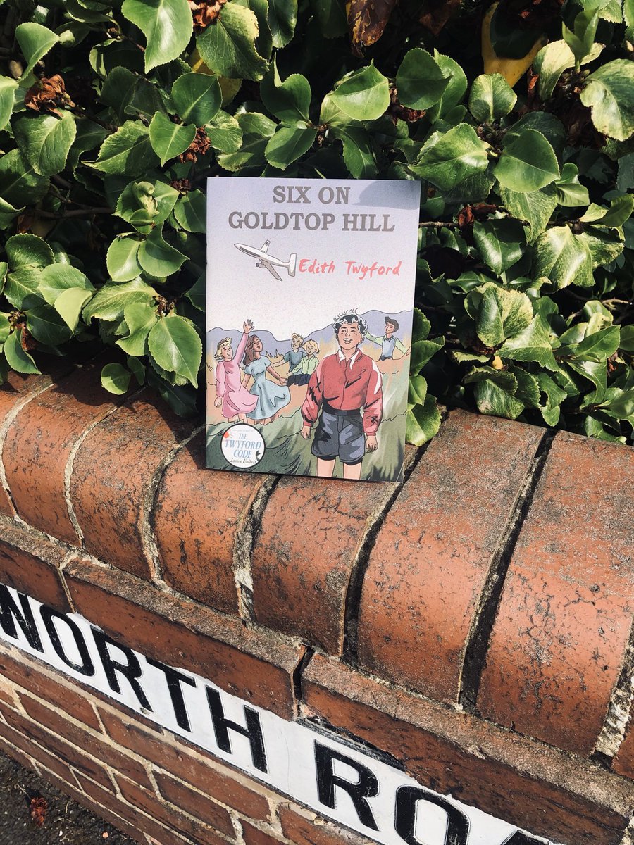Weird. 🤔 Casually resting on the wall of a leafy suburb in Newcastle, on the sunniest day of the year no less, a rare copy of the vintage #SixonGoldtopHill by #EdithTwyford 🕵️‍♀️🔎🕵️‍♀️🔎🕵️‍♀️🔎🕵️‍♀️🔎🕵️‍♀️🔎🕵️‍♀️🔎

@JaniceHallett @ViperBooks @FloraWillis_, care to explain?? 

#TheTwyfordCode