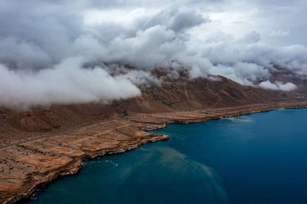 SenaniAhmad's tweet photo. طريق صور قريات السريع لوحة فنية جميلة بين جبال الحجر الشرقي وبحر عمان . من أروع الطرق السريعة في عمان #ولاية_صور https://t.co/f0dkjaMYsq