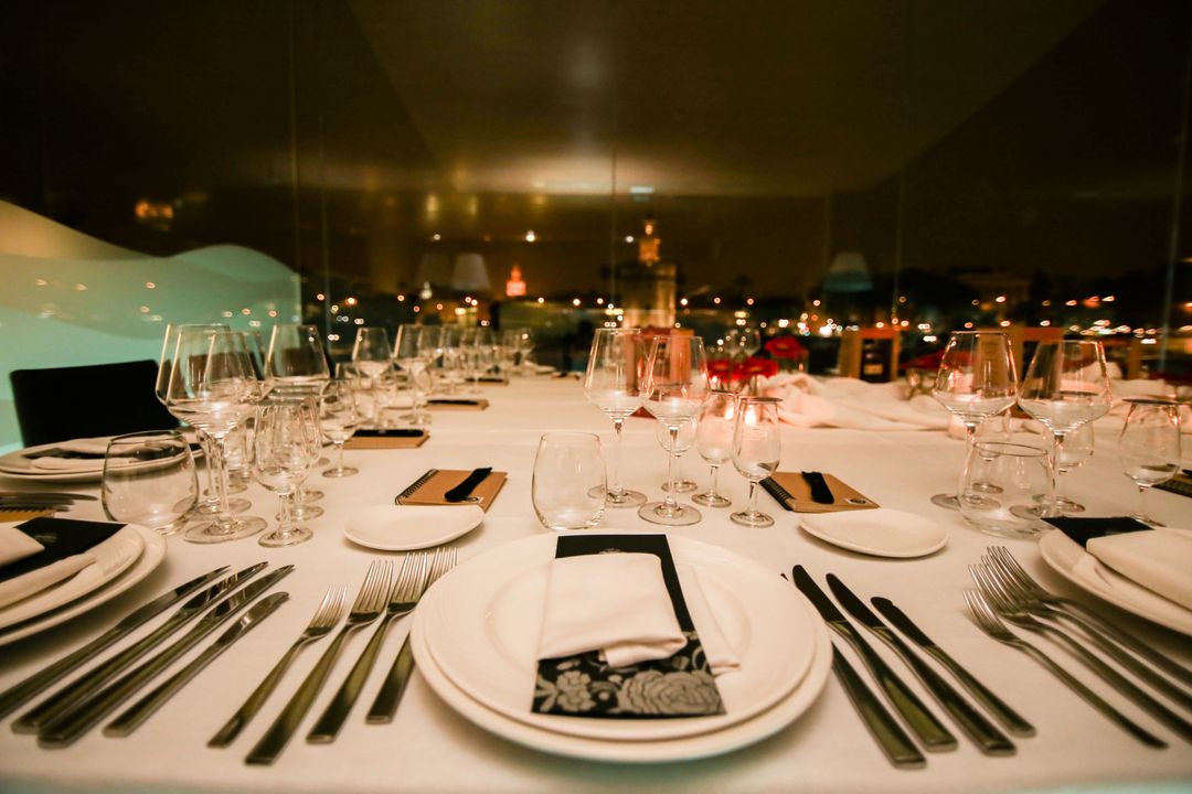 Regalar estas vistas para vuestro aniversario es otro nivel. 😍✨  Hazlo especial con 𝐀𝐛𝐚𝐝𝐞𝐬 𝐓𝐫𝐢𝐚𝐧𝐚.

Nuestra espectacular ventana panorámica nos convierte en el enclave perfecto para descubrir Sevilla y su encanto como acompañantes de un momento mágico. ❤️