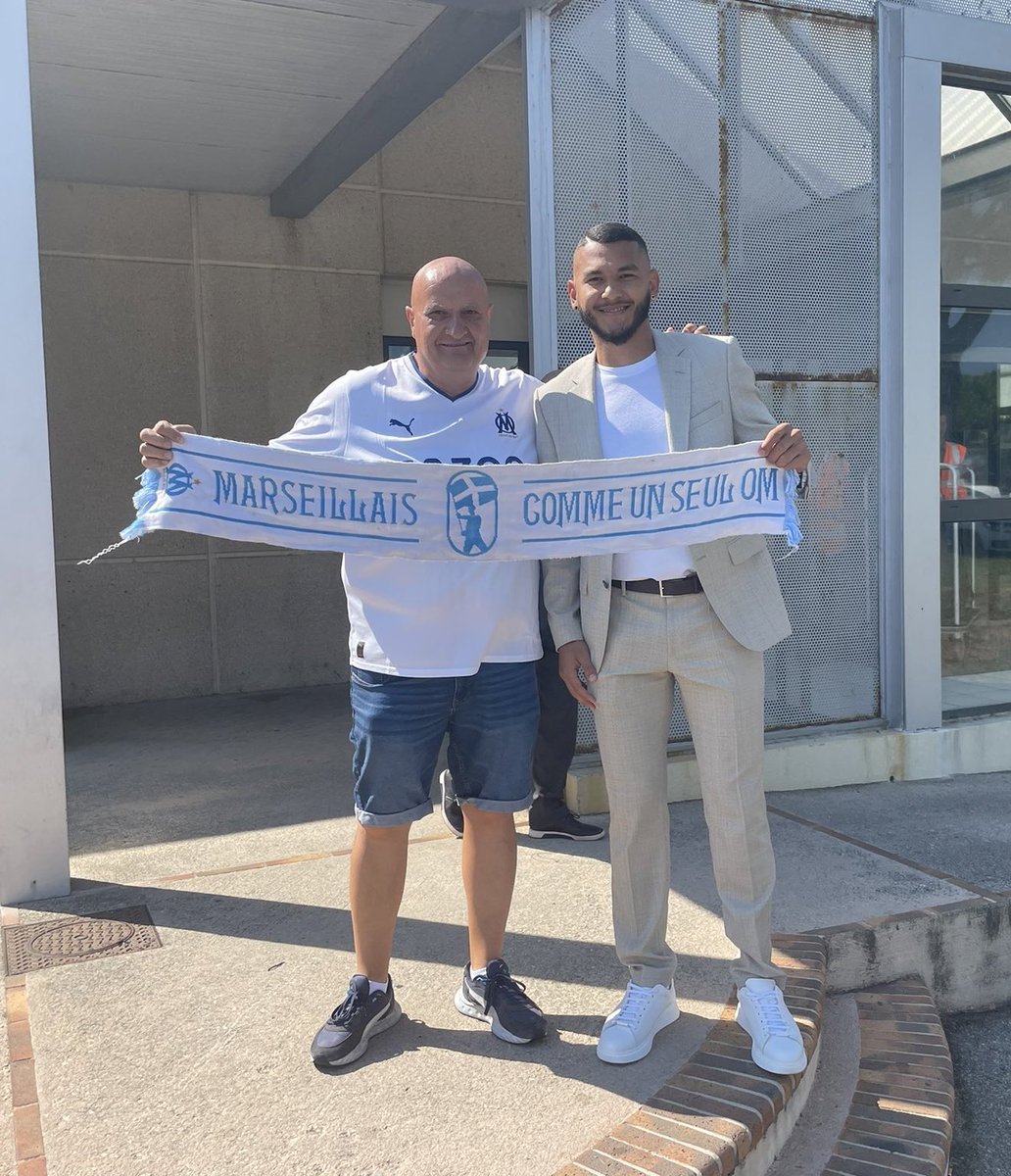 ActuFoot_'s tweet photo. 🚨 Luis Suárez 🇨🇴 est arrivé à Marseille ! 💙🤍

📸 @Mode55489648 https://t.co/DFYRS0tTEj