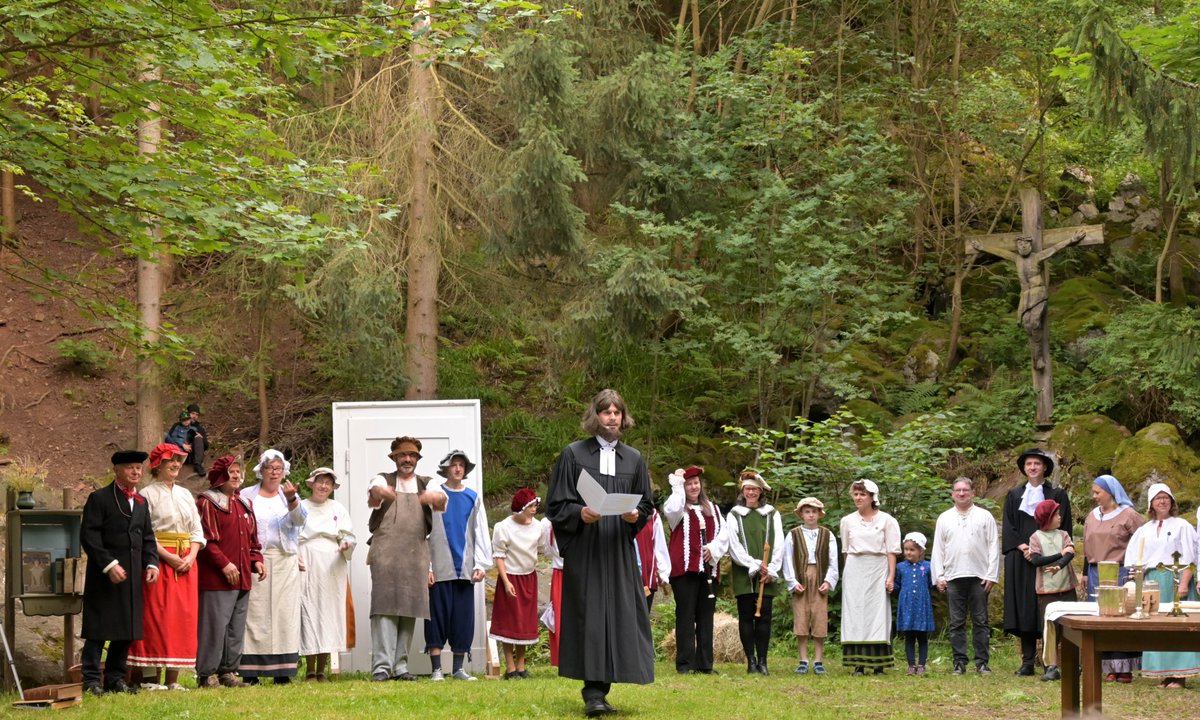 sonntagticker's tweet photo. #Scheibenberg hat am Wochenende sein 500-jähriges Bestehen mit einem mehrtägigen Fest gefeiert. Das Dorf an den Basalt-#Orgelpfeifen erinnerte mit einem Schauspiel an besondere Ereignisse, auch das enge Zusammenstehen im Glauben. Mehr dazu im nächsten SONNTAG. ©Christine Bergmann https://t.co/BrpHjCqr18