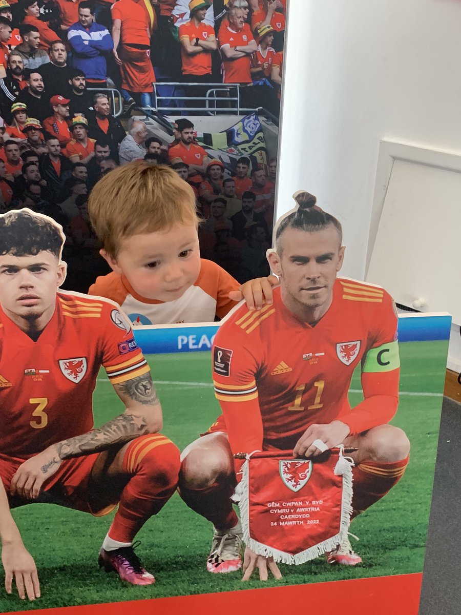 Gwern meeting <a href="/GarethBale11/">Gareth Bale</a>  at the <a href="/S4Cchwaraeon/">S4C Chwaraeon 🏴󠁧󠁢󠁷󠁬󠁳󠁿</a>