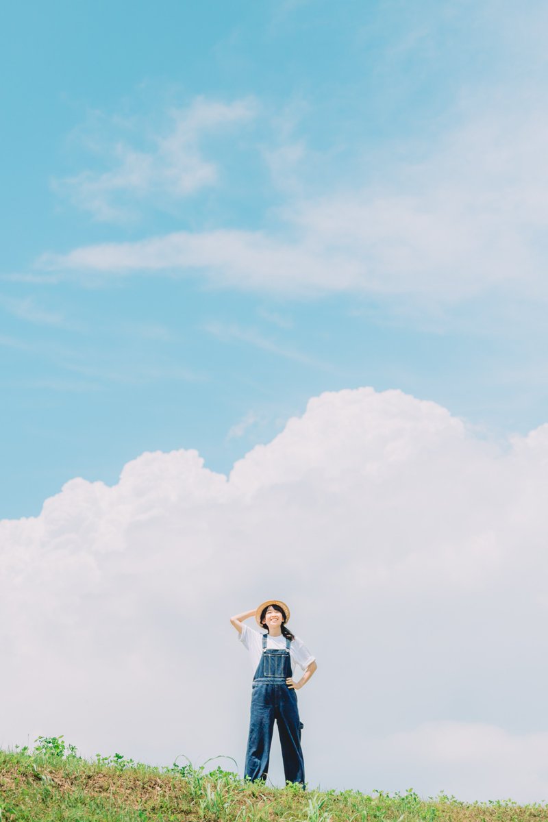 s___0601's tweet photo. オーバーオールとカンカン帽が似合う彼女☁️ https://t.co/MGLFUAmXg7