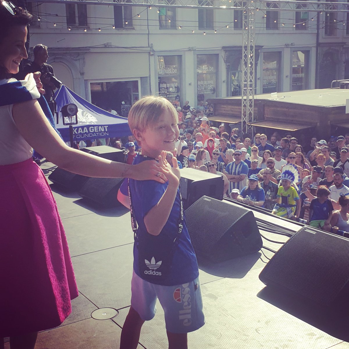 De grootste ster bij de #ploegvoorstelling <a href="/KAAGent/">KAA Gent</a> 🥰💙👍⚽️ Making memories and proud #Buffalo #daddy 😍 #sintbaafsplein #GF22
