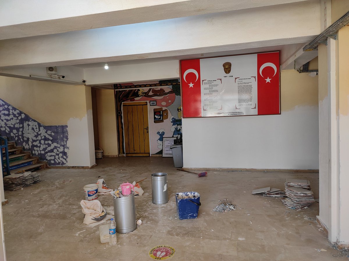 <a href="/ErnezDemir/">Demir Ernez</a> <a href="/SurMilliEgitim/">Sur İlçe Milli Eğitim Müdürlüğü</a> <a href="/Diyarbakirmem/">Diyarbakır İl Millî Eğitim Müdürlüğü</a> 
Okulumuz koridorlarının eskimiş ve dökülen fayanslarını sökmeye başladık. Yeni hali için çalışmalarımız devam ediyor. Emeği geçen tüm öğretmenlerimize ayrı ayrı teşekkür ederiz.