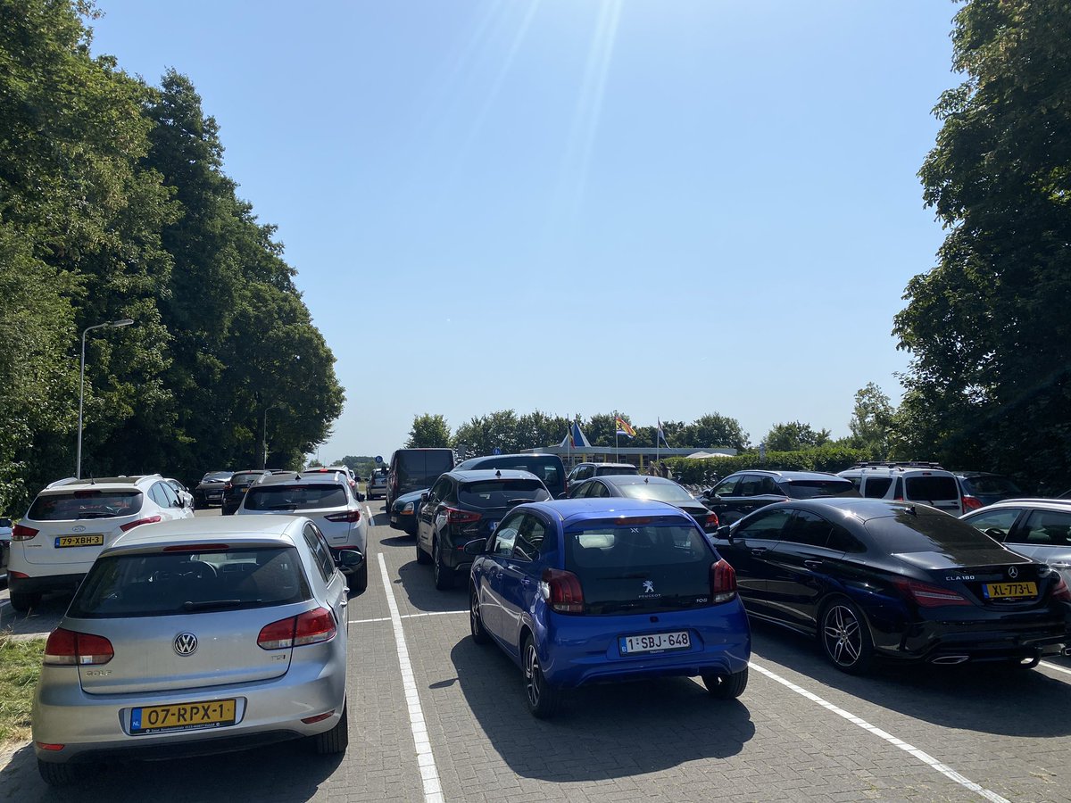 Het is 33 graden en bij het zwembad in Sas van Gent is het druk! #omroepzeeland