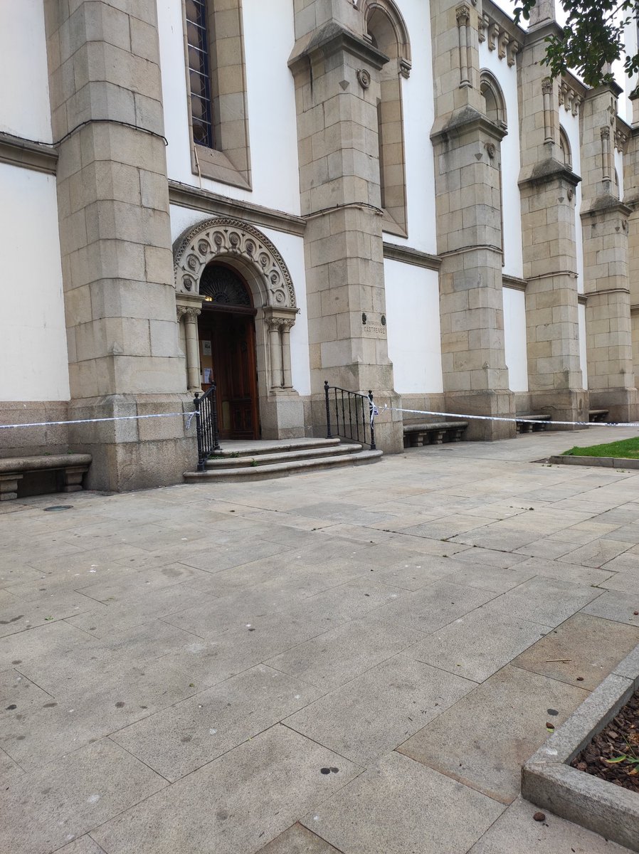 E outra semana máis de Urbanismo Táctico en San Andrés, e sen explicaciones formáis do <a href="/ConcelloCoruna/">Concello da Coruña</a> 
Urbanismo para a aporofobia nas rúas da #Coruña, revitimización do senfogarismo: nin casa, nin RÚA