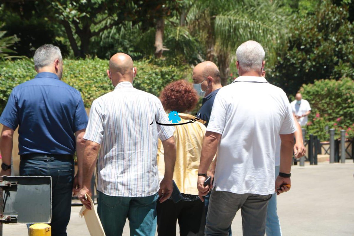 بعد في هيّ عندها "ركاب" تهزلو بالحد الادنى ركابو ل #رياض_سلامة وتسملو بدنو علناً قدام الكل وقدام "الاجانب" وقدام شعب عارف انو حاكم مصرف لبنان هوي جزء اساسي من اسباب انهيارنا بس قاعد ملهي بال" شووو بس هوي؟؟!" 

ملاحظة: #غاده_عون بمصرف لبنان الآن
#البهدلة_جزء_من_العقاب 
#يوماً_ما