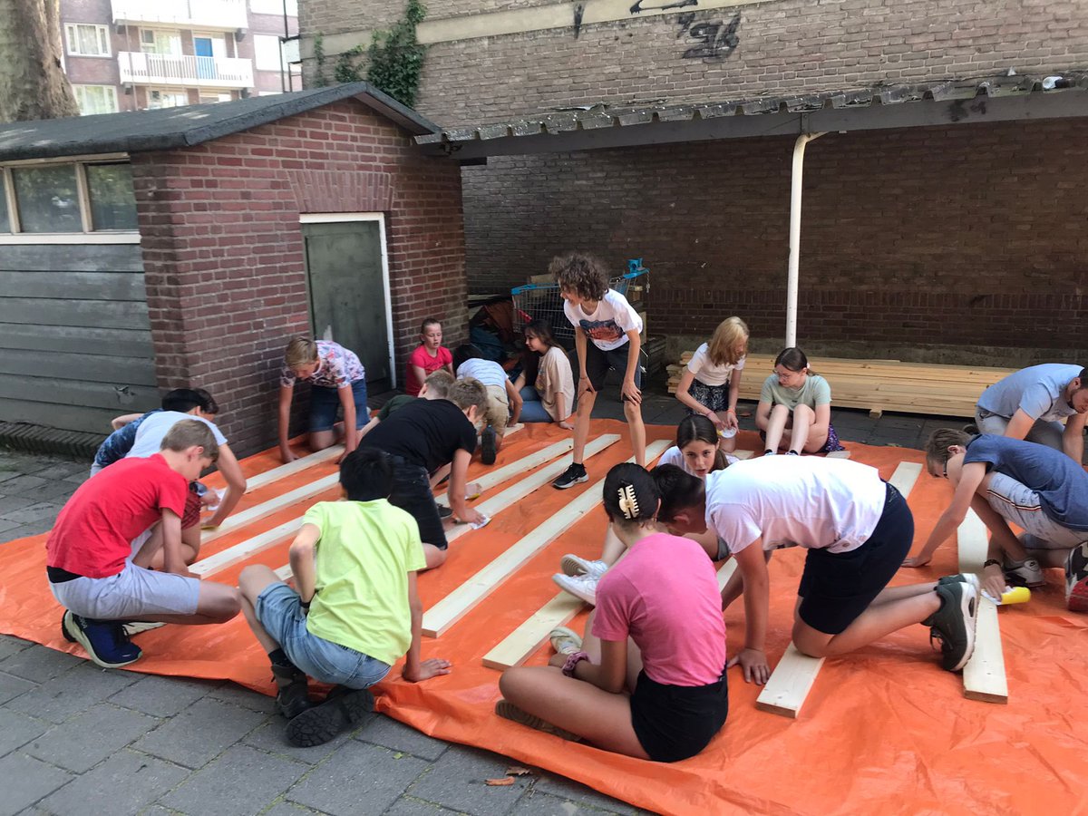 TBLGymnasium's tweet photo. Werk in uitvoering voor klas 2 gym @tbl_oss. Eerder dit jaar wonnen we de eerste prijs bij project groen schoolplein @IVNNederland @JongerenAdvies   Gaat een kleurrijk schoolplein worden. https://t.co/yeu38bkZRL