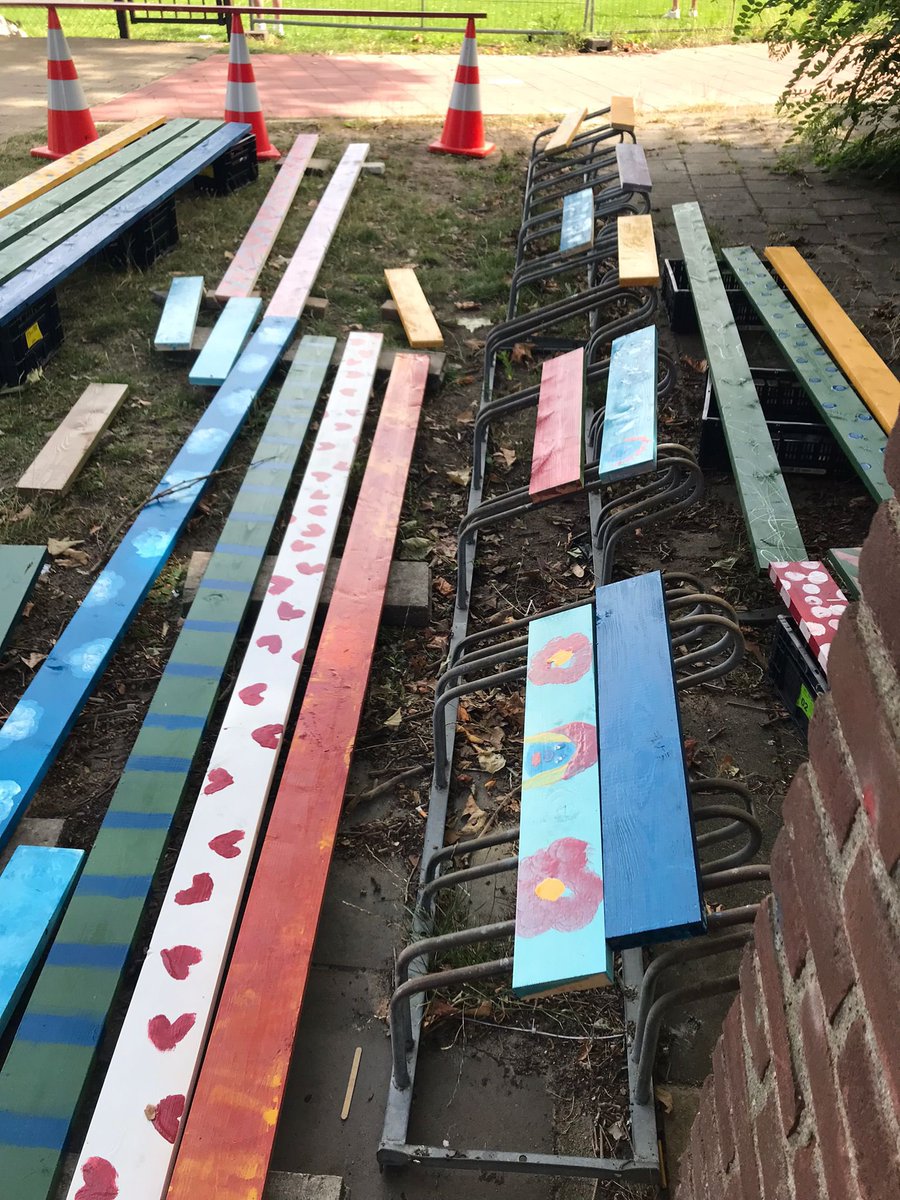 Werk in uitvoering voor klas 2 gym <a href="/tbl_oss/">TBL</a>. Eerder dit jaar wonnen we de eerste prijs bij project groen schoolplein <a href="/IVNNederland/">IVN Natuureducatie</a> <a href="/JongerenAdvies/">JongerenAdviesbureau</a>   Gaat een kleurrijk schoolplein worden.