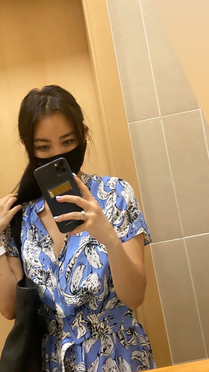 Маскаа буцаад зүүсэн дээр байна. Гадуур битүү ханиад..