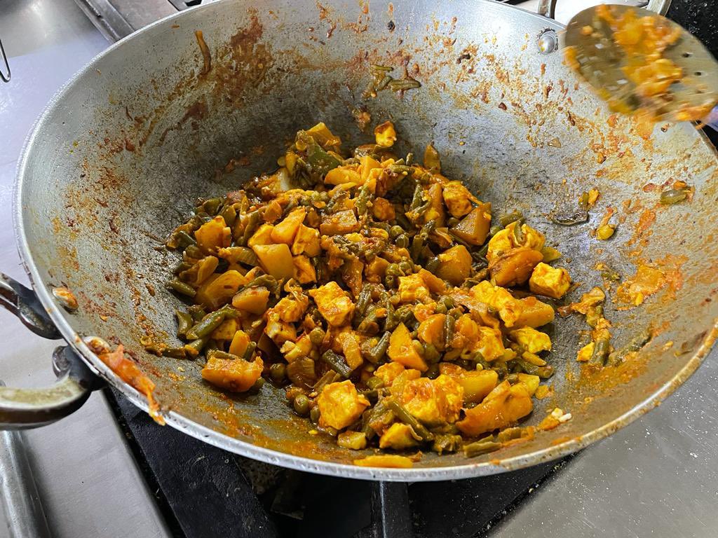 ramafoundation's tweet photo. When the kitchen becomes a laboratory.

Our volunteer, @CUH_NHS Dietitian @ArtikaDatta and the nursing &amp; catering team @GangaPremHosp Rishikesh, India, brainstorming locally appropriate, blended, tube feeding recipes for cancer patients from disadvantaged backgrounds. https://t.co/SHi50jDeEA