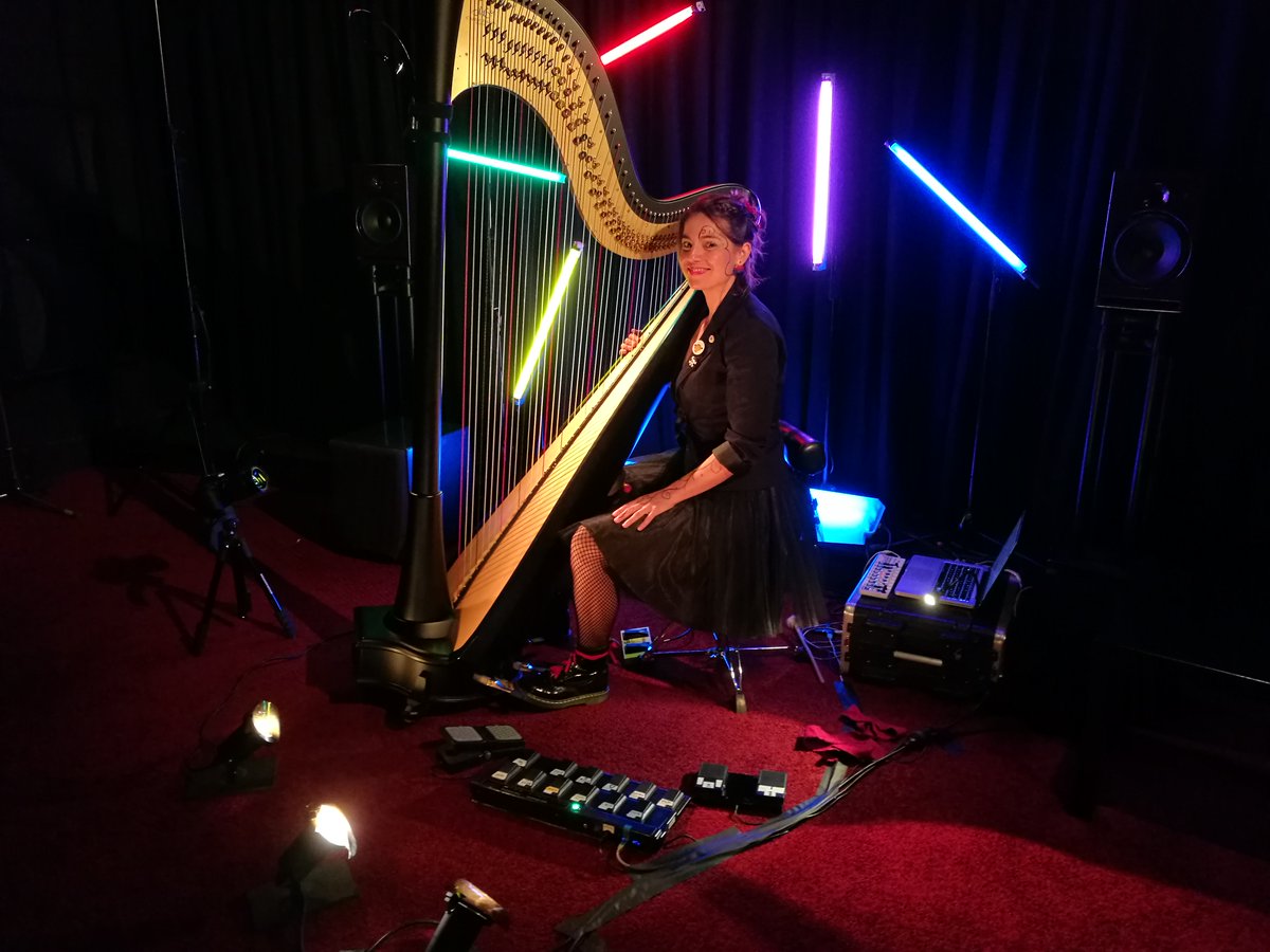 Premier soir en compagnie de Rébecca Féron !
Rendez-vous dans notre guinguette estivale pour profiter du beau temps.
Une harpe classique, des pédales de boucles et d’effets, des arrangements de musique pop ou jazz, improvisations et compo personnelles…
_
Photo © William Druelle