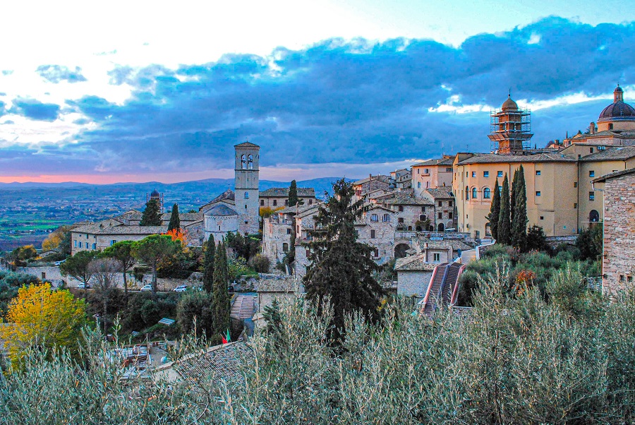 Quanti di voi trascorreranno le #vacanze in #Umbria? Vi propongo un itinerario religioso da Cascia ad #Assisi #19luglio saralessandrini.it/itinerario-rel…