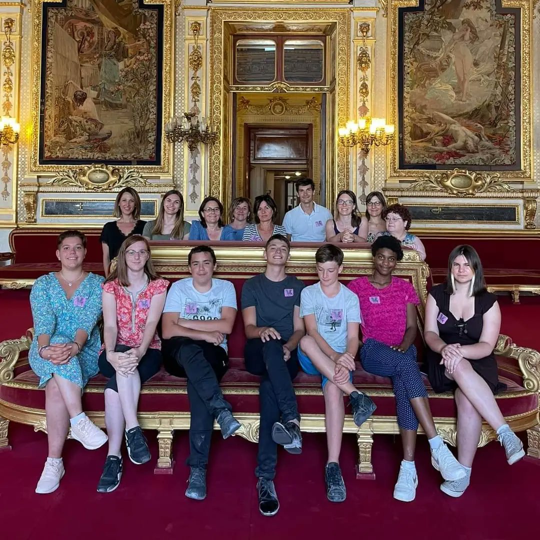 MFRvendee's tweet photo. Les finalistes du concours d'éloquence des MFR de Vendée ont réalisé une petite escapade parisienne pour découvrir le Sénat. 🤩

Merci à Madame la sénatrice @AnnickBillon pour son invitation et l'accueil qui leur a été réservé. 🔝👌 https://t.co/TsseR0dMi2