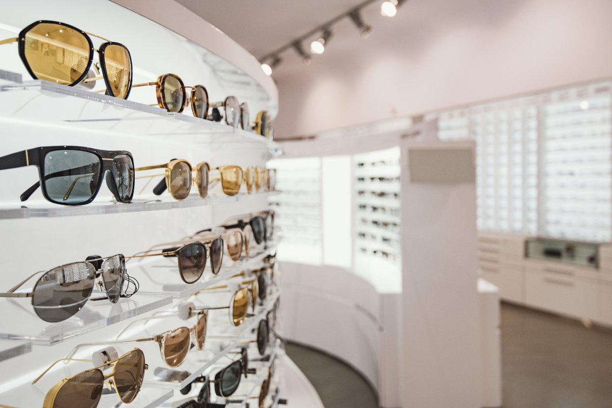 tuoptometrista's tweet image. 😎☀ Una de las ventajas de adquirir gafas de sol homologadas en centros sanitarios de Óptica y Optometría es que se adaptan a la perfección a nuestras características oculares y visuales. Así nos protegeremos y gozaremos de una visión óptima. 

📰👉 tuoptometrista.com/proteccion-sol…