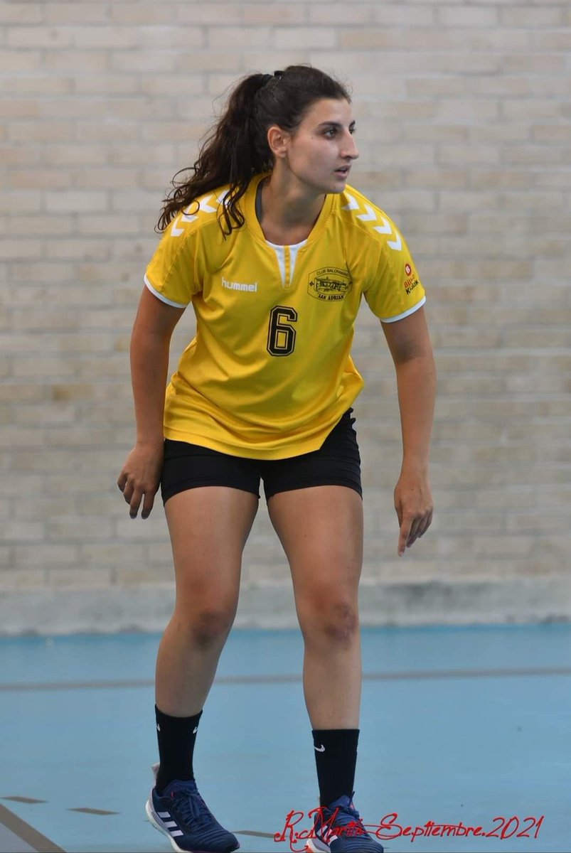 🔊 RENOVACIONES

Nueva integrante para la próxima campaña.
Es el turno de nuestra extremo y especialista defensiva, Ainhoa Martín, que primero vivirá una breve etapa Erasmus en 🇨🇱 antes de ayudar al equipo en el 2° tramo de competición. Suerte y hasta pronto!

🟡🖤 #AupaSanAdrian