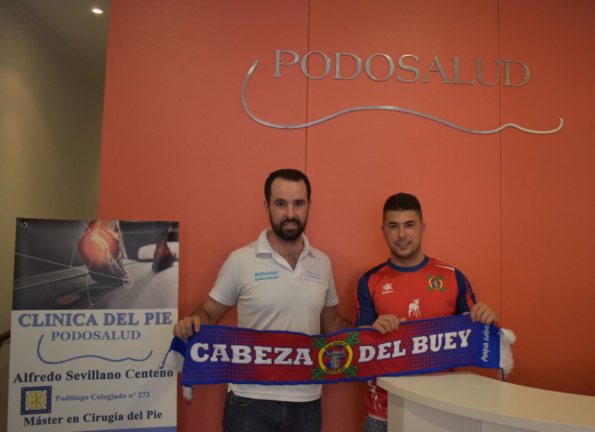 CDCabezaDelBuey's tweet photo. 🔴🔵 Renovación 🔴🔵
Víctor Sánchez-Arévalo "Socio" @Socio___ vestirá la camiseta del C.D. Cabeza del Buey una temporada más
Jugador de banda, rápido, buen remate, desborde, carácter y sobretodo un jugador de la casa que nos dará muy buenos momentos en el campo ⚽
#aupacabeza https://t.co/jYZxNgyE6E