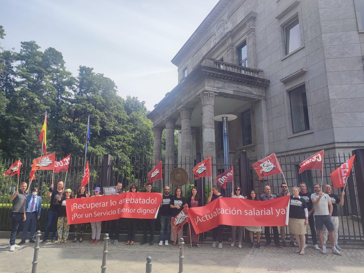 ancalvo's tweet photo. Participación masiva del personal laboral durante el Lunes Negro de ayer delante de la Embajada en Berlín y el Consulado General en Düsseldorf @EmbEspAlemania @MAECgob @Comisionesext @TheObjective_es @FSCdeCCOO @EmbSpainUK @MiguelMontero8 @UgtExterior https://t.co/m4LI45XOQN