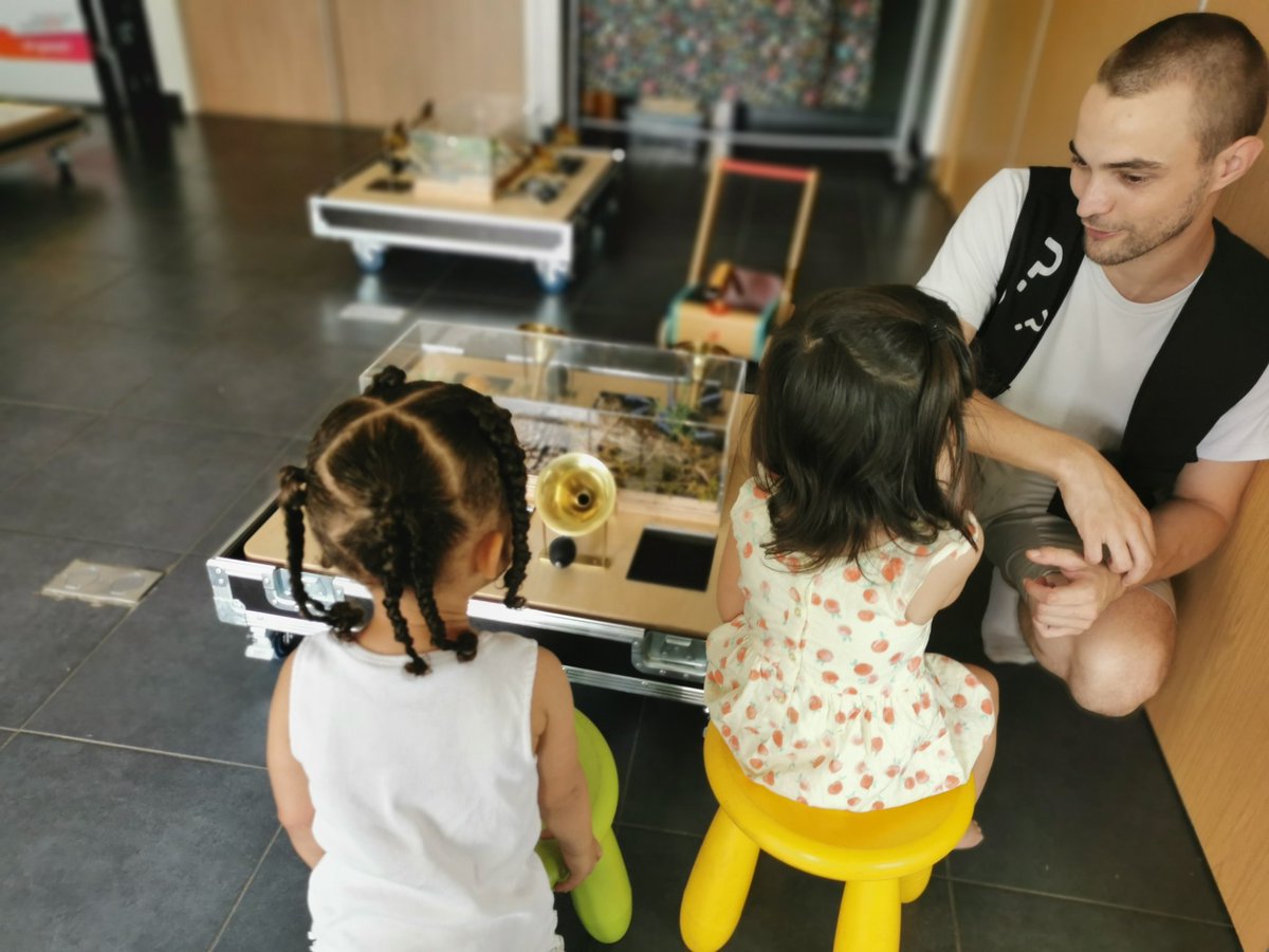 Cette semaine, le <a href="/QuaiDesSavoirs/">Quai Des Savoirs</a>  est en itinérance à la maison de quartier la Vache. Au programme des médiations du #QuaidesPetits pour les familles 😎
#VacancesCulture #Sciences #PetiteEnfance #HLM