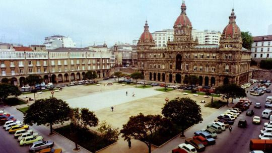 elbarroquista's tweet photo. Al hilo del debate sobre ese concepto fantasma de las "plazas duras": llevamos medio siglo convirtiendo las plazas en explanadas sin vida. Por muchas razones.

No solo es la "arbol-fobia". También se hace a través de otras herramientas de deshumanización.

Es una imagen falseada. https://t.co/lQ7ZxIaCnS