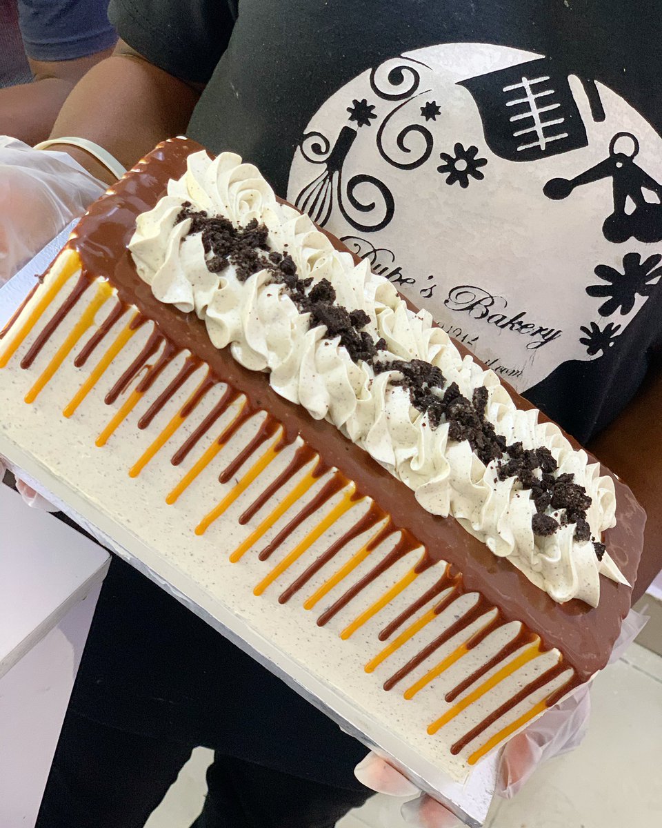 dupesbakery's tweet photo. Tried our RLC (Rectangle Layer Cake)? 🥰
•
•
Flavors available are 
Red velvet 
Cookie crumble 
Chocolate
•
•
Price; 15,500
•
•
Delivery available and cost of delivery depends on location. (We DO NOT use bikes to deliver cakes with buttercream) pick up at Opebi Ikeja https://t.co/cdihflgUFe