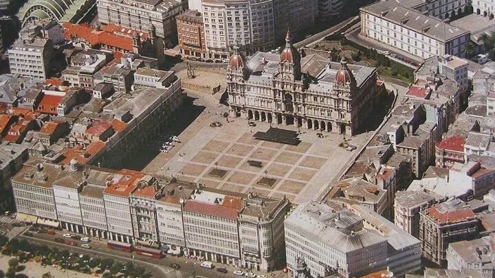 Al hilo del debate sobre ese concepto fantasma de las "plazas duras": llevamos medio siglo convirtiendo las plazas en explanadas sin vida. Por muchas razones.

No solo es la "arbol-fobia". También se hace a través de otras herramientas de deshumanización.

Es una imagen falseada.