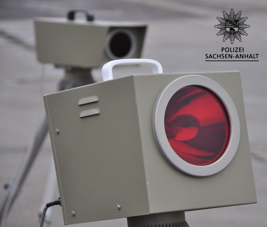 Polizei_DeRo's tweet photo. Innerhalb von Geschwindigkeitskontrollen auf der #BAB9 a.H. #Sandersdorf-#Brehna i.R. #Berlin, überschritten am gestrigen Nachmittag 89 Fahrzeugführer die zulässige Höchstgeschwindigkeit von 120 km/h. Die höchste gemessene Geschwindigkeit betrug 207 km/h.
#Polizei https://t.co/sZc9W5qQcn